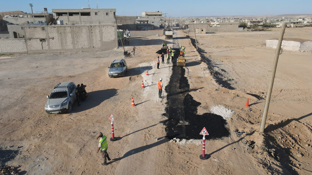 فرش الاسفلت على خطوط الصرف الصحي في مدينة الصناعه الجديدة جرابلس