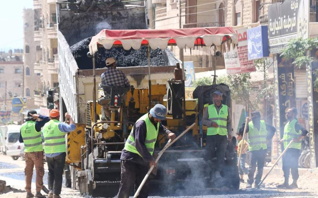 تزفيت اماكن الحفر بمادة الإسفل في مدينة عفرين